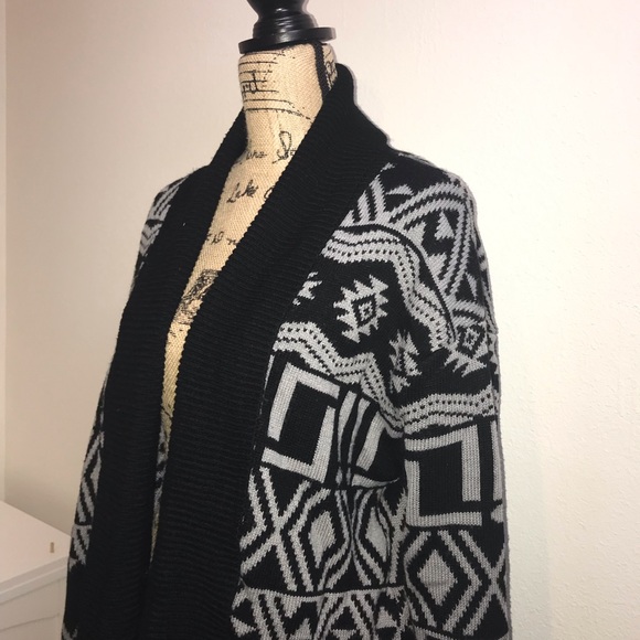 - - Beautiful black and grey tribal pattern po… - Picture 1 of 8